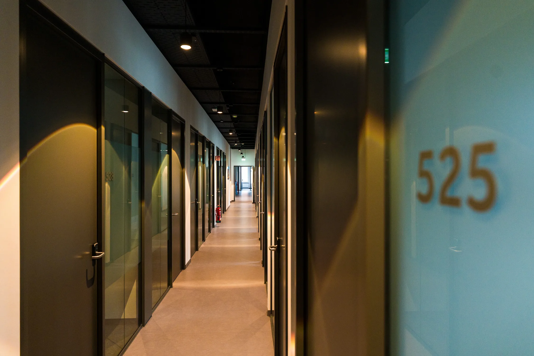 Moderner Büroflur mit Glastüren im Regus Europark