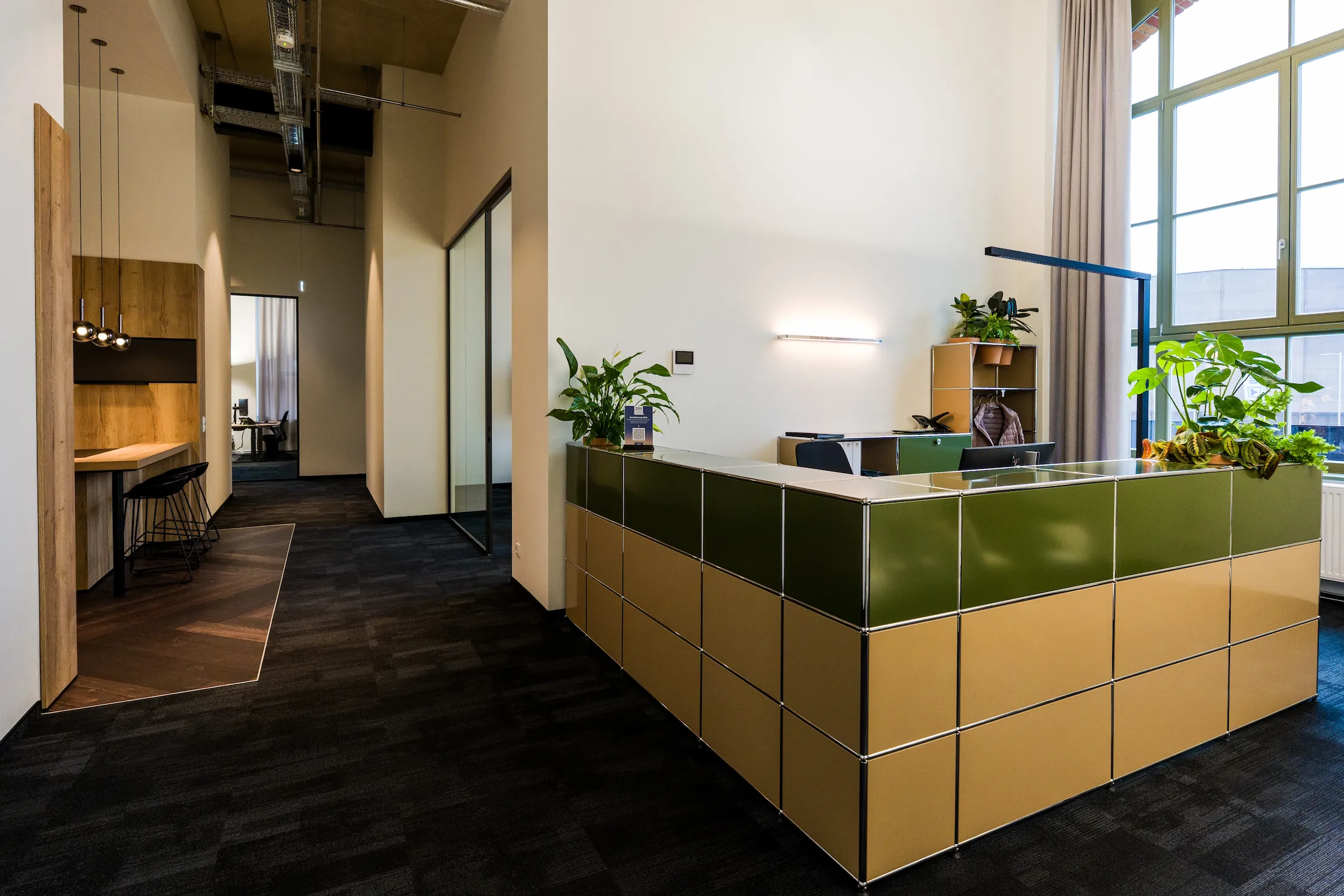 Stilvoller Empfangsbereich mit USM-Möbeln und hohen Decken