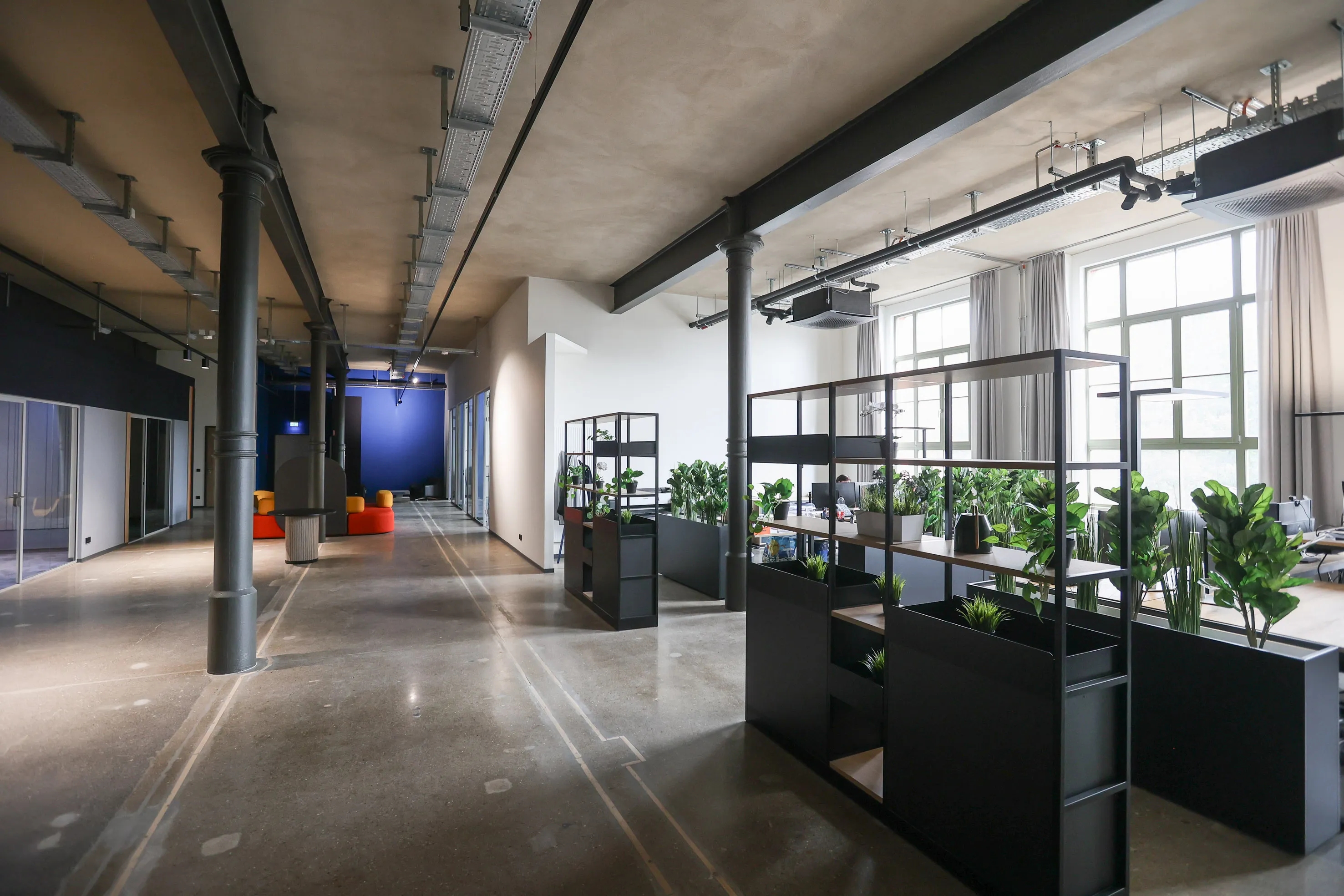 Loft-Büro mit Open Space und Pflanzen im Europark Chemnitz