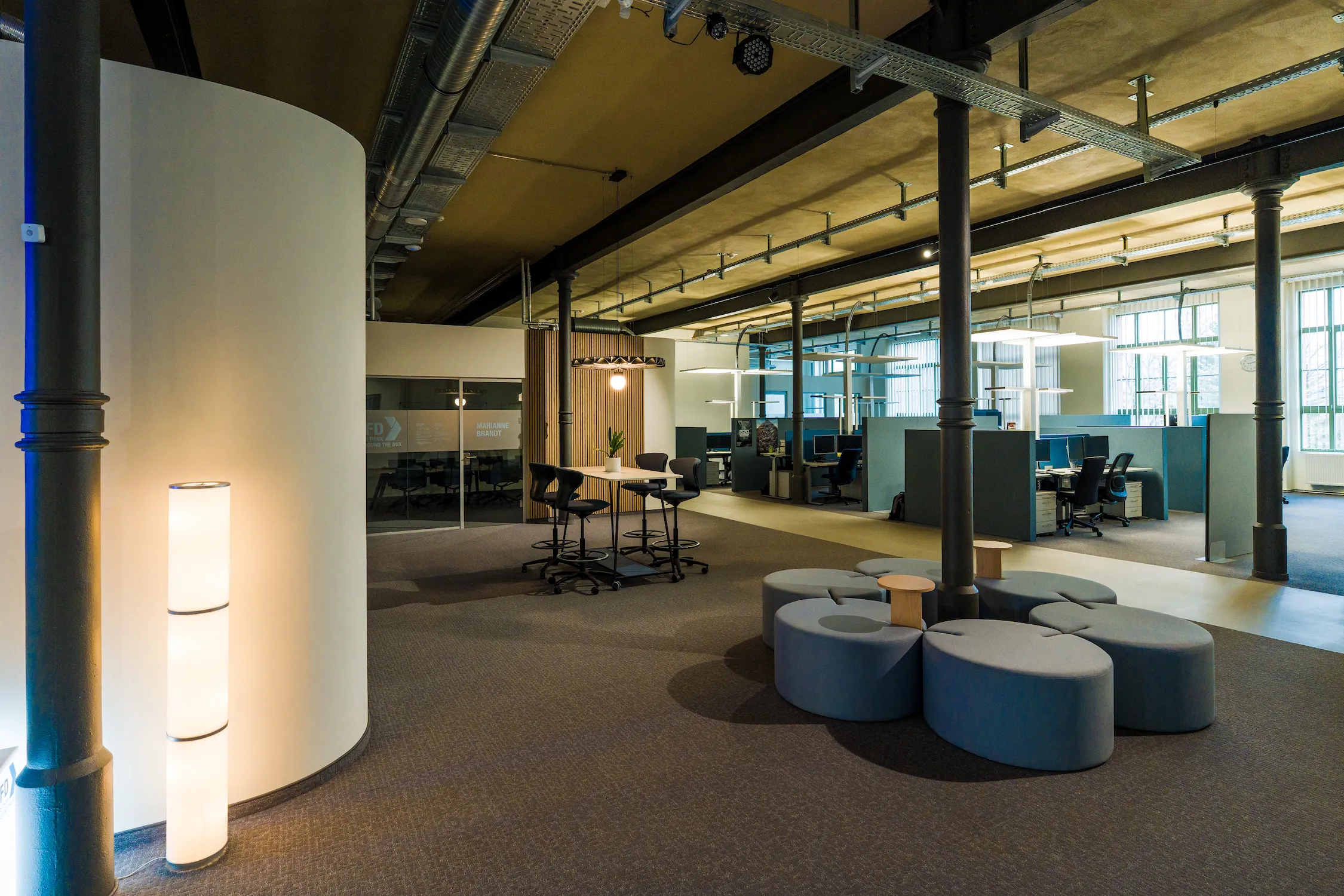 Open Space Arbeitsplätze mit Lounge-Sitzgruppe